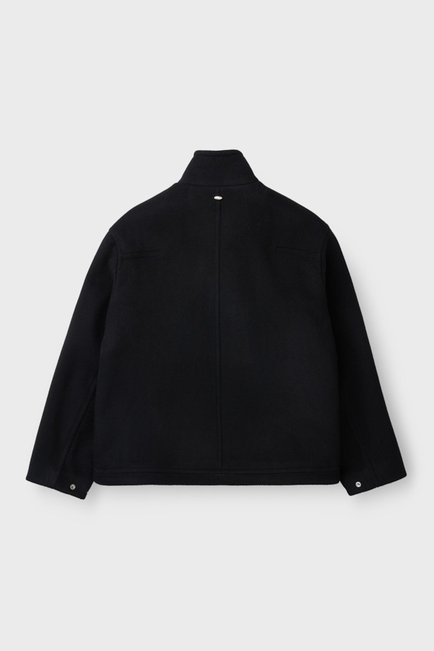 Loft (로프트) 캐시미어 블렌드 집업 하이넥 숏코트는 가을, 겨울철 당신의 스타일을 책임질 미니멀한 무드의 아우터입니다. 모, 캐시미어, 나일론, 폴리에스터, 폴리우레탄 혼방 소재로 제작되어 부드러운 촉감과 보온성을 선사합니다. 하이넥 디자인과 메탈 지퍼, 넥 시보리 배색, 하단 스트링 조절 기능으로 시크하면서도 세련된 분위기를 연출합니다. 오버핏으로 편안하게 착용 가능하며, 출근룩은 물론 다양한 일상 스타일에도 활용하기 좋습니다. 블랙 컬러의 무지 디자인으로 어떤 옷에도 쉽게 매치할 수 있어 활용도가 높습니다.
