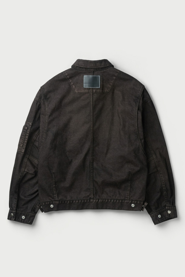 Asphalre(아스팔레) 데님 집업 블루종은 가을, 겨울 시즌 캐주얼한 스타일을 연출하기에 적합한 데님 블루종입니다. 액션플리츠와 밑단 스트랩 디테일이 돋보이며, 워싱 처리된 블루 컬러의 무지 디자인으로 미니멀하고 시티보이 무드를 더합니다. 오버핏으로 편안한 착용감을 선사하며, 데님과 면 혼방 소재로 제작되어 활동성을 높였습니다. 가을 나들이룩 또는 겨울 데일리룩에 활용하여 스타일리시한 룩을 완성해보세요. 긴 소매와 집업 여밈 방식으로 실용성을 더했습니다.
