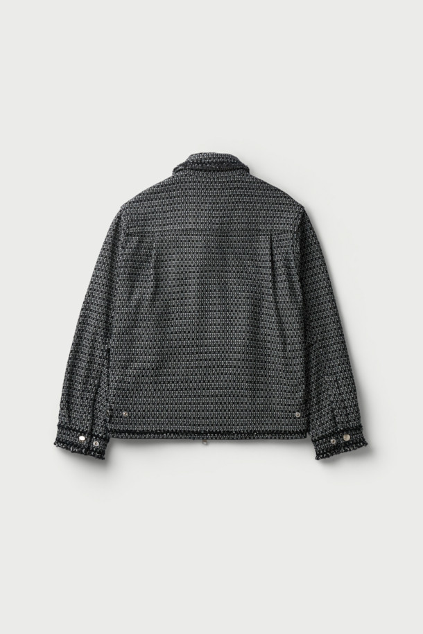 Bascule(바스큘) 트위드 데님 재킷은 여성스러운 매력을 더해줄 아이템입니다. 블랙과 그레이 두 가지 컬러로 출시되었으며, 봄, 가을 시즌에 활용하기 좋습니다. 클래식한 무드의 트위드 소재와 크롭 기장, 세미 오버핏 실루엣이 세련된 스타일을 연출합니다. 집업 방식으로 간편하게 착용 가능하며, 끝단 테잎 디테일로 포인트를 더했습니다. 데이트룩, 모임룩, 출근룩 등 다양한 TPO에 미니멀하고 시크하게 연출해보세요.
