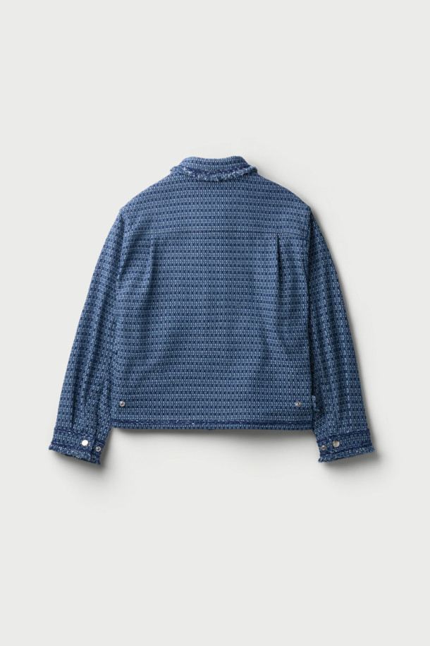 **Bascule(바스큘) 트위드 데님 재킷**은 여성스러운 매력을 더해줄 아이템입니다. 캐주얼한 무드의 세미 오버핏으로, 봄, 가을 간절기에 활용하기 좋습니다. 트위드 패턴과 카라 디자인, 끝단 테잎 디테일이 돋보이며, 블루 컬러의 집업 방식으로 편안하게 착용할 수 있습니다. 면, 폴리에스터, 레이온 혼방 소재로 제작되어 부드러운 촉감을 선사하며, 데이트룩, 모임룩 등 다양한 TPO에 맞춰 클래식, 미니멀 스타일을 연출하기 좋습니다.
