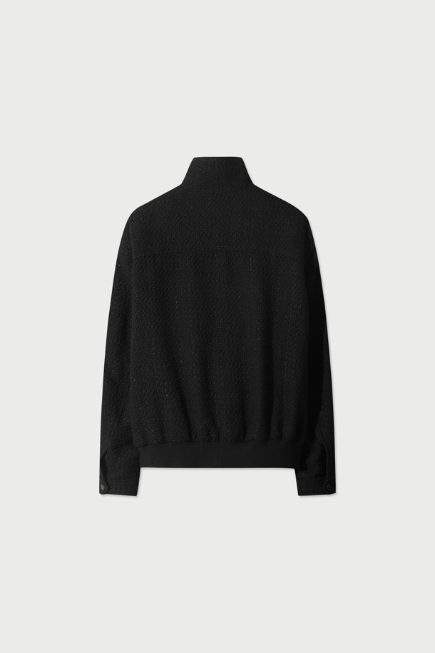 마르퀴스 트위드 하이넥 재킷은 클래식한 무드를 선호하는 당신을 위한 세미 오버핏 크롭 기장의 블랙 컬러 트위드 재킷입니다. 봄, 가을 시즌에 적합하며, 오피스룩, 데이트룩, 모임룩 등 다양한 TPO에 활용할 수 있습니다. 하이넥 디자인과 빅 포켓, 가죽 배색, 어깨 강조 디테일이 특징이며, 집업 방식으로 간편하게 착용할 수 있습니다. 아크릴, 모, 폴리에스터, 나일론, 천연 가죽, 폴리에스터 안감 등의 고급 소재를 사용하여 제작되었습니다.
