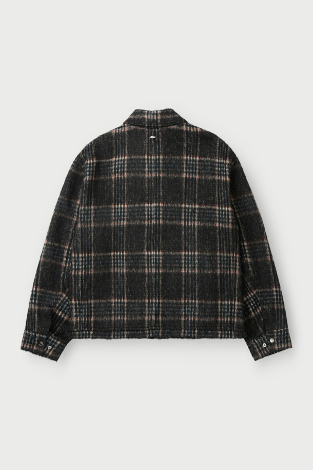 라뷰르 울 체크 빅포켓 블루종은 가을과 겨울, 일상과 출퇴근룩, 모임룩에 모두 어울리는 캐주얼, 클래식, 미니멀 스타일의 아우터입니다. 모, 아크릴, 폴리에스터, 나일론, 레이온, 면 등 다양한 소재가 혼방되어 두꺼운 두께감을 자랑하며, 헤링본을 포함한 체크 패턴으로 세련된 분위기를 더합니다. 오버핏으로 편안한 착용감을 선사하며, 긴 소매와 넉넉한 빅포켓, 액션플리츠, 밑단 스트링 디테일로 실용성을 높였습니다. 안감이 있어 보온성을 더했으며, 다양한 스타일 연출에 활용 가능한 아이템입니다.
