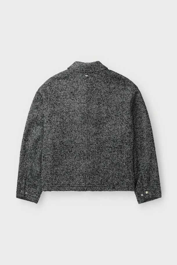 라뷰르 헤링본 빅포켓 블루종은 가을과 겨울, 일상과 출근룩, 모임룩에 모두 어울리는 캐주얼, 클래식, 미니멀 스타일의 아우터입니다. 헤링본 패턴의 고급스러운 디자인에 모, 아크릴, 폴리에스터, 나일론, 레이온, 면 등 다양한 소재를 혼방하여 제작되었습니다. 오버핏으로 편안한 착용감을 선사하며, 빅포켓, 가슴 입체 포켓, 액션플리츠, 밑단 스트링, 안감 처리 등 디테일한 디자인으로 완성도를 높였습니다. 긴 소매 기장으로 보온성을 더했으며, 다양한 룩에 활용하기 좋은 아이템입니다.
