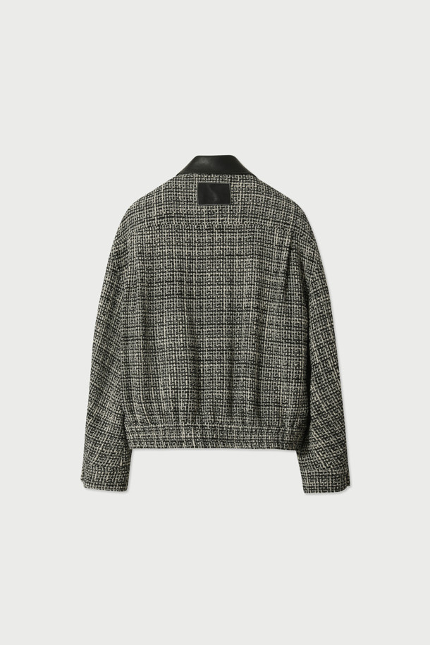 Mysrere(미스레르) 트위드 카라 재킷은 봄, 가을 시즌에 어울리는 세련되고 클래식한 무드의 여성 자켓입니다. 블랙과 화이트 두 가지 색상으로 출시되었으며, 일상, 데이트, 모임, 카페 등 다양한 TPO에 활용할 수 있습니다. 크롭 기장의 세미오버핏 블루종 스타일로, 트위드 패턴과 가죽 카라 배색, 빅 포켓 디테일이 특징입니다. 긴 소매와 집업 여밈 방식으로 편안함과 스타일리시함을 동시에 잡았으며, 클래식, 미니멀, 시크한 스타일을 연출하기 좋습니다. 모와 천연가죽 소재를 사용하여 고급스러운 촉감을 선사합니다.
