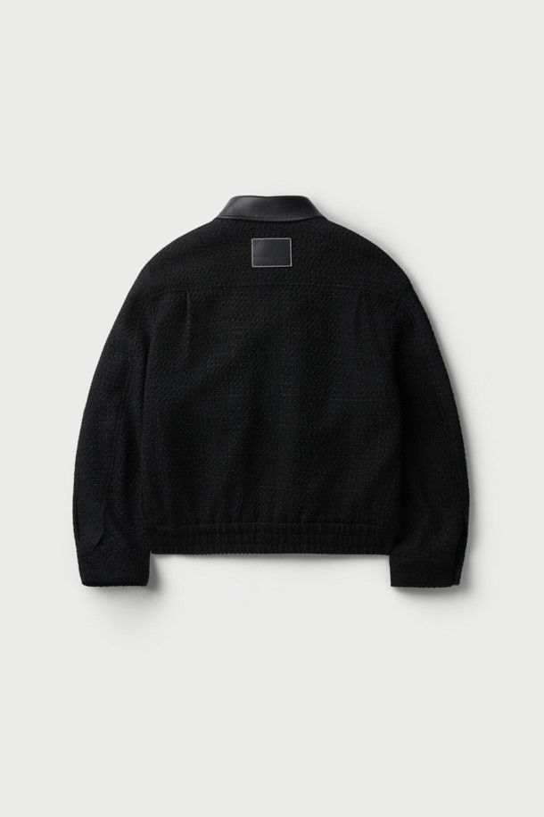 Mysrere(미스리르) 트위드 카라 재킷은 가을과 겨울, 오피스룩과 모임룩에 어울리는 세련되고 고급스러운 아우터입니다. 트위드 배색 패턴에 가죽 카라 디테일, 그리고 빅 포켓 디자인이 특징인 세미 오버핏 블루종 스타일의 재킷입니다. 모, 폴리에스터, 천연가죽 소재로 제작되어 따뜻함과 스타일을 동시에 잡았습니다. 긴 소매 기장으로 클래식, 미니멀, 시크 스타일을 연출하기 좋습니다.
