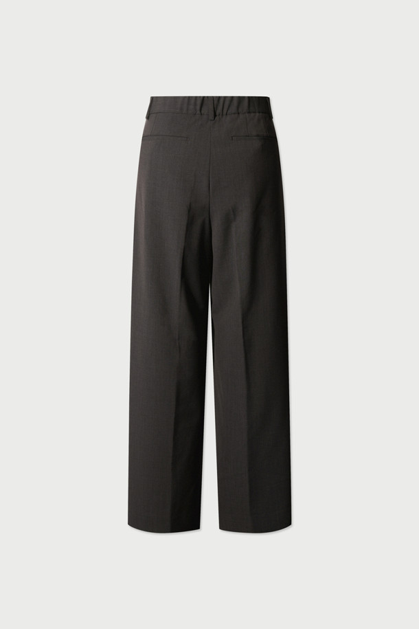 포르티크 와이드 투턱 밴딩 슬랙스는 클래식하고 베이직한 스타일을 추구하는 남성 고객을 위한 제품입니다. 사계절 내내 활용 가능한 긴 기장의 블랙 슬랙스로, 모, 폴리에스터, 폴리우레탄 혼방의 워셔블 테크울 소재를 사용하여 부드러운 촉감을 선사합니다. 와이드핏과 투턱 디자인으로 편안하면서도 세련된 실루엣을 연출하며, 오피스룩, 비즈니스 캐주얼, 모임룩 등 다양한 TPO에 활용 가능합니다. 셋업으로도 착용 가능하여 다양한 스타일을 연출할 수 있습니다.
