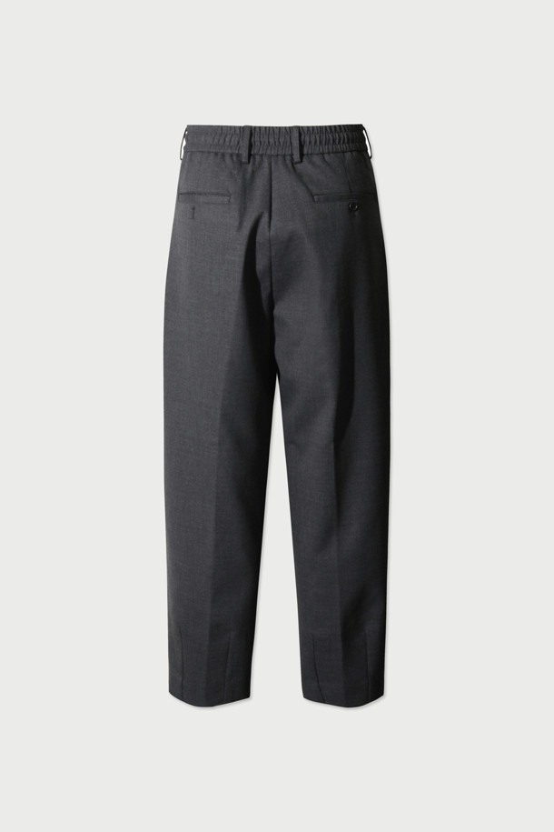 레제 울 혼방 벌룬핏 팬딩 슬랙스는 가을, 겨울 시즌에 어울리는 클래식 스타일의 슬랙스입니다. 고급스러운 그레이 컬러에 벌룬핏 디자인으로 편안하면서도 세련된 실루엣을 연출합니다. 폴리에스터, 모, 레이온, 폴리우레탄 혼방 소재로 제작되어 부드러운 촉감과 뛰어난 활동성을 제공합니다. 하프 밴딩과 전면 2턱, 후면 사이드 턱 디테일로 편안한 착용감과 핏을 완성했습니다. 출근룩, 비즈니스 캐주얼, 모임룩 등 다양한 상황에 활용 가능하며, 미니멀하고 시크한 스타일을 연출하기 좋습니다.