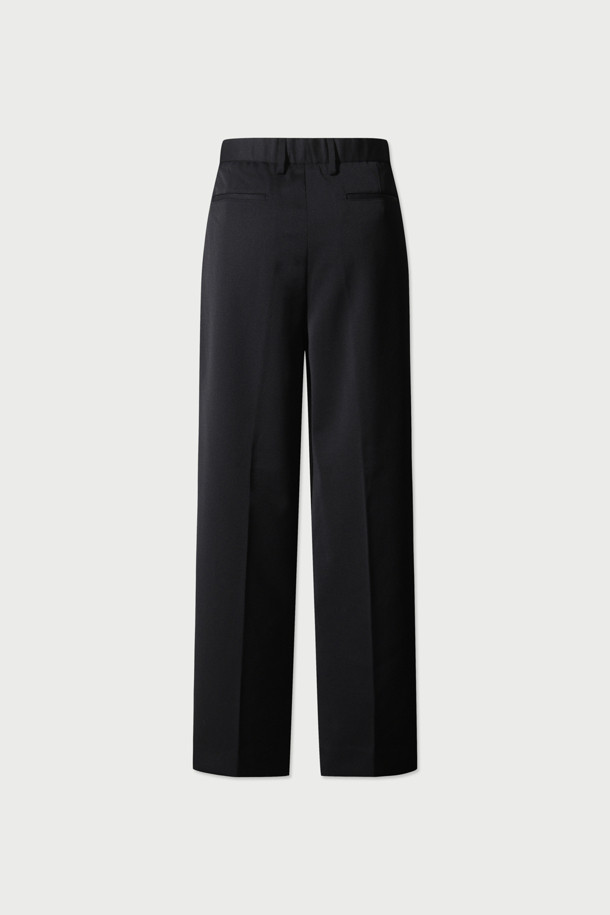 Ample(앰플) 울 혼방 와이드 슬랙스는 가을, 겨울 시즌 남성 고객을 위한 포멀, 캐주얼 슬랙스입니다. 울과 폴리에스터 혼방 소재로 제작되어 부드러운 촉감과 두꺼운 두께감을 자랑하며, 클래식하고 베이직한 스타일을 연출합니다. 와이드핏과 무지 디자인, 원턱 디테일이 특징이며, 오피스룩, 비즈니스 캐주얼, 모임룩 등 다양한 TPO에 활용 가능합니다. 셋업으로도 착용 가능하여 시크하고 미니멀한 스타일을 완성할 수 있습니다.
