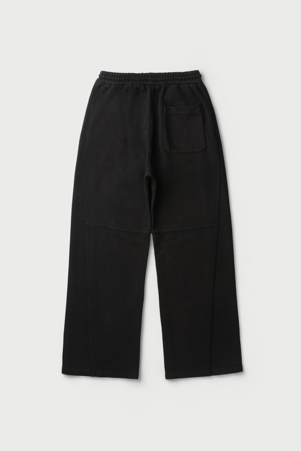 Fane(페인) 가먼트다잉 스웨트 팬츠는 캐주얼, 미니멀, 시티보이 스타일을 추구하는 남녀 모두에게 적합한 스웨트 팬츠입니다. 가을, 겨울 시즌에 어울리는 블랙 컬러의 무지 디자인으로, 와이드 핏과 스트레이트 핏을 넘나드는 편안한 착용감을 선사합니다. 가먼트다잉 가공을 거친 부드러운 프렌치테리 면 소재로 제작되어, 자연스러운 색감과 뛰어난 내구성을 자랑합니다. 트위스트 사이드 심 디자인으로 포인트를 더했으며, 밴딩 처리로 편안함을 더했습니다. 집콕룩, 산책룩, 여행룩 등 다양한 TPO에 활용 가능하며, 셋업으로도 연출할 수 있습니다.
