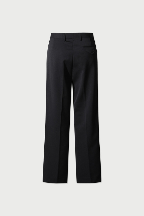 **드로이드 울 혼방 스트레이트핏 슬랙스**는 남성용 슬랙스로, 일상, 포멀, 캐주얼 등 다양한 용도로 활용 가능합니다. 블랙 컬러에 무지 패턴으로, 클래식하고 베이직한 스타일을 연출합니다. 폴리에스터와 울 혼방 소재로 제작되어 부드러운 촉감을 선사하며, 사계절 내내 착용하기 좋습니다. 핏은 스트레이트핏이며, 원턱 디자인과 셋업이 가능하다는 특징이 있습니다. 오피스룩, 비즈니스 캐주얼 및 출근룩에 적합하며, 미니멀하고 캐주얼한 스타일을 선호하는 남성에게 추천합니다.
