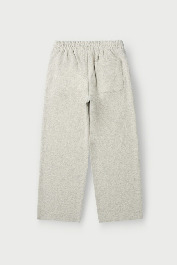 Souple(수플) 울져지 밴딩 팬츠는 가을, 겨울 시즌에 어울리는 베이직 스타일의 밴딩 팬츠입니다. 그레이 컬러의 무지 디자인으로, 출근룩과 비즈니스 캐주얼에 활용하기 좋습니다. 울, 면, 나일론 혼방 소재로 제작되어 편안한 착용감을 선사하며, 와이드 및 스트레이트 핏으로 트렌디한 스타일을 연출합니다. 허리 스트링으로 사이즈 조절이 가능하며, 셋업 스웻셔츠 & 후디와 함께 미니멀, 클래식, 캐주얼 룩을 완성할 수 있습니다. 25FW 시즌 새롭게 선보이는 컬러로, 더욱 세련된 스타일을 경험해 보세요.
