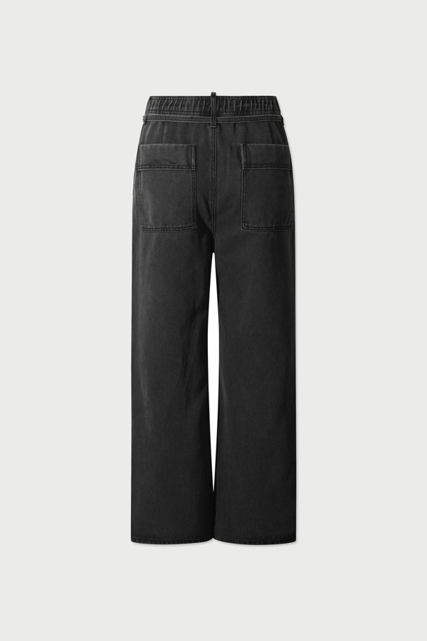 Delie(델리에) 데님 밴딩 팬츠는 가을, 겨울 시즌에 어울리는 블랙 컬러의 데님 팬츠입니다. 일상, 출근룩, 비즈니스 캐주얼에 모두 활용할 수 있으며, 미니멀, 클래식, 캐주얼 스타일을 연출하기 좋습니다. 면 소재의 두꺼운 원단으로 제작되었으며, 와이드 또는 테이퍼드 핏으로 편안한 착용감을 선사합니다. 밴딩 처리와 트위스트 심 라인, 제원단 벨트 디테일, 워싱 가공으로 디자인 완성도를 높였습니다.
