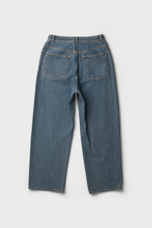 Driot(드리오) 데님 스트레이트핏 팬츠는 가을, 겨울 시즌에 어울리는 남녀 공용 데님 팬츠입니다. 빈티지하고 베이직한 무드의 블루 컬러 무지 디자인으로, 출근룩과 데이트룩 등 다양한 TPO에 활용 가능합니다. 두꺼운 두께감의 면 소재로 제작되어 따뜻하고 편안한 착용감을 선사하며, 워싱 및 브러시 가공으로 자연스러운 멋을 더했습니다. 스트레이트핏으로 어떤 스타일에도 잘 어울리며, 캐주얼, 클래식, 미니멀 스타일을 즐겨 입는 분들께 추천합니다.
