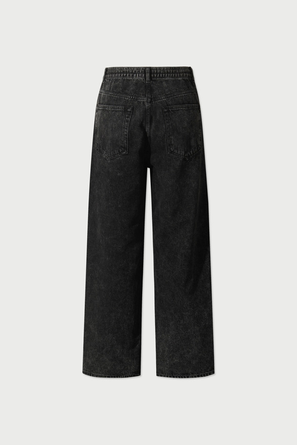 Driot(드리오) 데님 스트레이트핏 팬츠는 가을, 겨울 시즌에 어울리는 블랙 컬러의 데님 팬츠입니다. 무지 패턴에 면 소재로 제작되어 편안한 착용감을 선사하며, 빈티지하면서도 베이직한 스타일을 연출합니다. 워싱 및 브러시 가공으로 은은한 멋을 더했으며, 스트레이트핏 디자인으로 어떤 상의와도 잘 어울립니다. 클래식, 미니멀, 캐주얼 스타일을 즐겨 입는 분들께 추천합니다.
