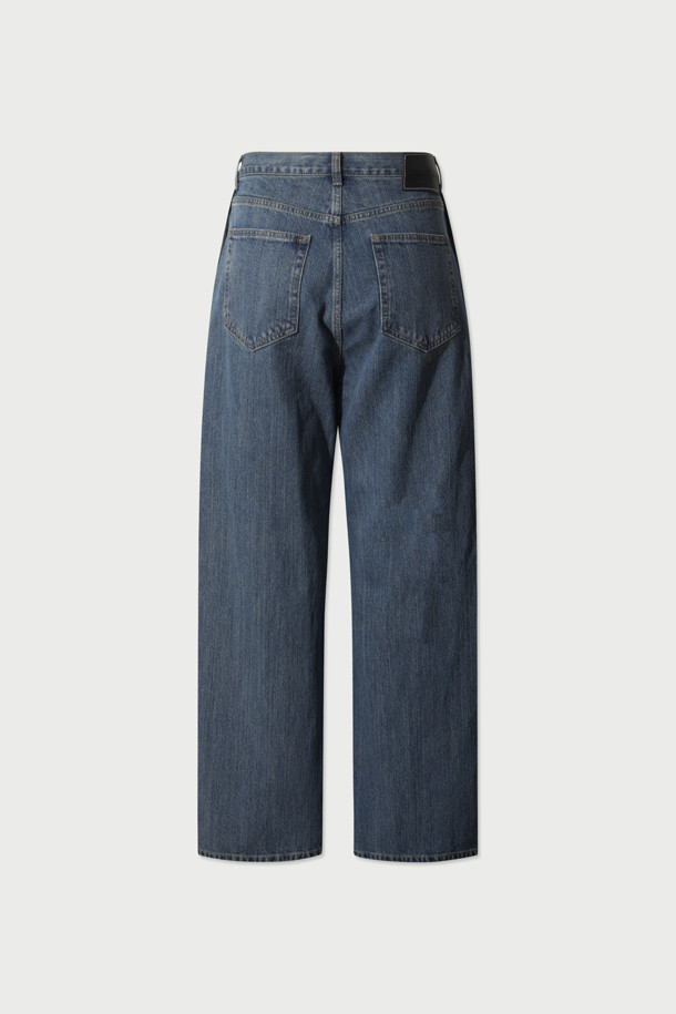 Derive(데리브) 데님 와이드 사이드턱 팬츠는 빈티지 스타일을 자아내는 데님 팬츠입니다. 블루 컬러의 면 소재로 제작되어 가을, 겨울 시즌에 착용하기 좋습니다. 와이드핏으로 편안한 착용감을 선사하며, 사이드 턱 디자인과 워싱 및 브러시 가공을 통해 독특한 매력을 더했습니다. 캐주얼, 미니멀 스타일을 즐겨 입는 고객에게 적합합니다. 일상에서 개성 있는 스타일을 연출해보세요.
