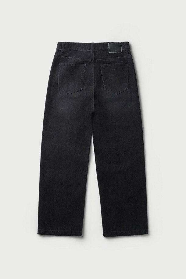 Nacre(나끄르) 벨벳 데님 팬츠는 부드러운 촉감의 벨벳 소재와 면 혼방으로 제작되어 편안한 착용감을 선사합니다. 블랙 컬러의 무지 디자인은 미니멀, 클래식, 시크 스타일을 연출하며, 와이드핏으로 트렌디한 실루엣을 강조합니다. 은은한 광택감이 고급스러움을 더하며, 일상에서 폭넓게 활용하기 좋습니다. 세련된 무드를 완성하는 데님 팬츠를 만나보세요.
