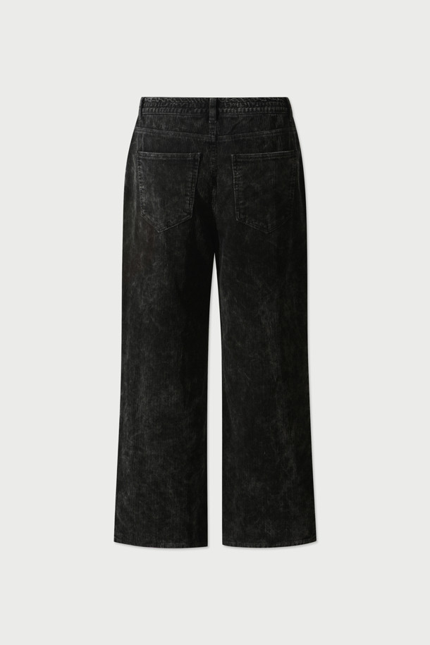 Grain(그레인) 코듀로이 워싱 팬츠는 가을과 겨울, 두 계절에 걸쳐 따뜻하고 스타일리시하게 착용할 수 있는 바지입니다. 부드러운 코듀로이 소재와 면을 혼방하여 편안한 착용감을 선사하며, 워싱 가공을 통해 빈티지한 무드를 더했습니다. 와이드 핏과 스트레이트 핏으로 출시되어 체형에 구애받지 않고 누구나 멋스럽게 소화할 수 있으며, 메탈 부자재와 IRO 시그니처 택션지로 포인트를 주었습니다. 일상, 동네 마실, 카페 등 다양한 TPO에 클래식, 캐주얼, 미니멀 스타일로 활용하기 좋습니다.
