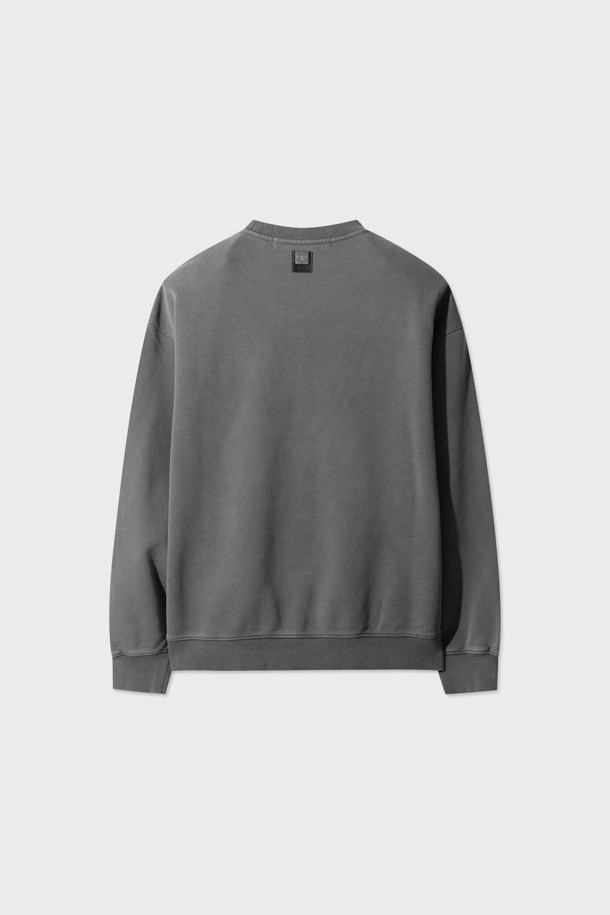 Scene(씬) 로고 자수 다잉 맨투맨은 가을, 겨울 시즌에 어울리는 베이직 스타일의 맨투맨입니다.  세미 오버핏으로 편안한 착용감을 선사하며, 프렌치 테리 소재와 가먼트다잉 기법으로 제작되어 부드러운 촉감과 자연스러운 색감 표현이 특징입니다.  라운드넥 디자인과 긴 소매 기장으로 어떤 스타일에도 쉽게 매치할 수 있으며, 캐주얼, 미니멀, 클래식 스타일을 즐겨 입는 분들께 추천합니다.  일상, 출근룩, 모임룩 등 다양한 TPO에 활용하기 좋습니다.  그레이 컬러에 로고 자수 디테일로 포인트를 주어 심플하면서도 세련된 분위기를 연출합니다.
