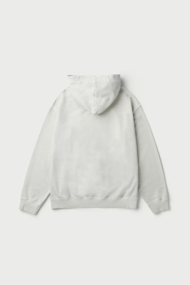 Nuage(누아쥬) 로고 아플리케 다잉 후디는 부드러운 면 소재로 제작되어 편안한 착용감을 선사합니다. 가먼트다잉 기법으로 은은한 컬러감을 더했으며, 오버핏 실루엣과 크롭 기장으로 트렌디한 스타일을 연출합니다. 전면에 Nuage 로고 아플리케 디테일을 더해 포인트를 주었으며, 캥거루 포켓으로 실용성까지 갖췄습니다. 캐주얼, 미니멀, 클래식한 스타일을 즐겨 입는 분들께 동네 마실룩, 집콕룩, 봄 소풍룩으로 추천합니다.
