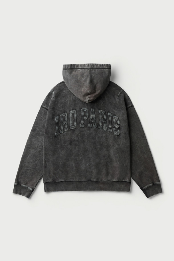 Fugue(퓨그) 백로고 아트웍 다잉 후드 집업은 캐주얼, 미니멀, 스트리트 스타일을 아우르는 후드 집업입니다. 블랙 컬러의 면 소재로 제작되었으며, 봄, 가을에 착용하기 좋습니다. 가먼트 다잉 기법을 적용하여 은은한 멋을 더했고, 전면부 IRO 아플리케 자수와 후면부 레터링 아플리케 자수로 포인트를 주었습니다. 오버핏 크롭 기장으로 트렌디한 핏을 연출하며, 셋업 팬츠와 매칭하여 스타일리시하게 연출할 수 있습니다. 부드러운 촉감의 후드 집업으로 편안한 착용감을 선사합니다.
