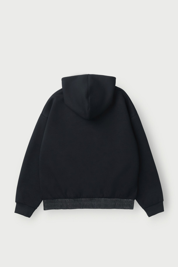 Flanerie(플라네리) 밴딩 배색 오버핏 후디는 편안함과 스타일을 동시에 만족시키는 공용 후디입니다. 부드러운 면 소재에 두꺼운 두께감으로 봄, 가을, 겨울 모두 따뜻하게 착용 가능하며, 일상 및 캠핑룩, 미니멀 스타일 연출에 적합합니다. 밴딩 디테일과 배색 디자인이 돋보이며, 크롭 기장의 오버핏으로 트렌디한 핏을 선사합니다. 무지 디자인으로 어떤 스타일에도 쉽게 매치할 수 있으며, 긴 소매 기장으로 안정감을 더합니다.
