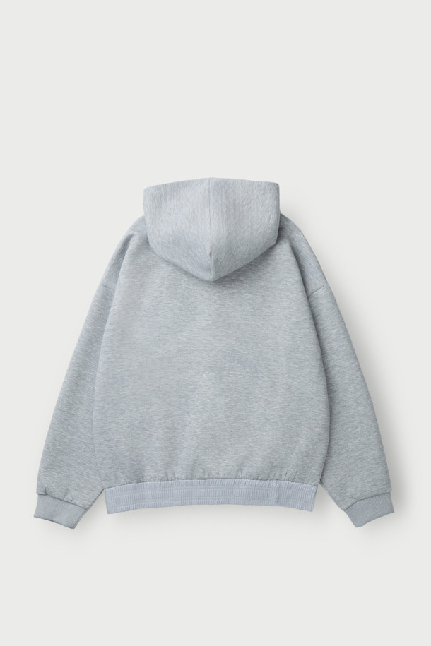 Flanerie(플라네리) 밴딩 배색 오버핏 후디는 가을, 겨울 시즌에 어울리는 데일리 후디입니다. 부드러운 면 소재로 제작되어 편안한 착용감을 선사하며, 오버핏 디자인으로 트렌디한 스타일을 연출합니다. 밴딩 디테일과 배색 디자인이 돋보이며, 집콕룩이나 산책룩 등 다양한 TPO에 활용 가능합니다. 캐주얼하고 미니멀한 스타일을 즐기는 분들께 추천합니다. 그레이 컬러의 무지 디자인으로 어떤 옷에도 쉽게 매치할 수 있습니다.
