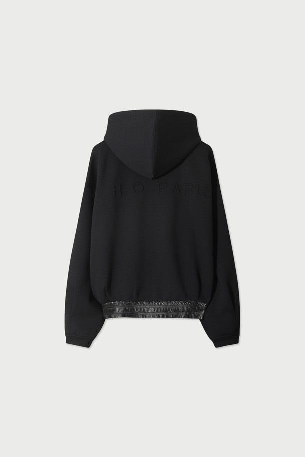 Voile(보일) 쿠션지 후드 집업 티셔츠는 부드러운 촉감의 폴리에스터, 레이온, 폴리우레탄 혼방 소재로 제작되어 편안한 착용감을 선사합니다. 일상에서 캐주얼하게 즐기기 좋은 아이템으로, 오버핏 실루엣과 크롭 기장으로 트렌디한 스타일을 연출합니다. 후드 디자인과 집업 여밈 방식으로 실용성을 더했으며, 시보리 배색 디테일과 풍성한 소매 실루엣이 특징입니다. IRO(아이알오) 시그니처 볼륨 레터링으로 포인트를 주어 미니멀하면서도 스트리트 무드를 더했습니다. 집콕룩이나 산책룩으로 활용하기 좋습니다.
