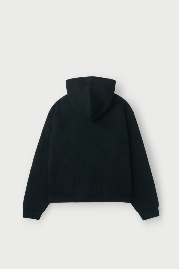 Wouple(우플) 울 져지 후디는 캐주얼 및 미니멀 스타일을 추구하는 분들을 위한 크롭 기장의 후디입니다. 울 혼방 져지 소재로 제작되어 부드러운 착용감을 선사하며, 가을과 겨울에 따뜻하게 입을 수 있습니다. IRO(이로) 시그니처 아플리케 디테일이 돋보이며, 무지 디자인으로 어떤 스타일에도 쉽게 매치할 수 있습니다. 오버핏으로 편안한 착용감을 제공하며, 집콕룩으로 활용하기 좋습니다. 셋업 스타일링으로 더욱 세련된 룩을 연출할 수 있습니다.
