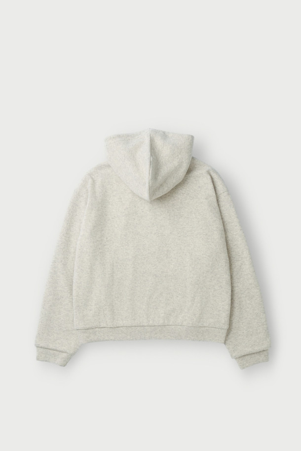 Wouple(우플) 울 져지 후디는 부드러운 울 혼방 져지 소재로 제작되어 가을, 겨울 시즌에 따뜻하게 착용하기 좋습니다. 캐주얼, 미니멀, 클래식 스타일을 아우르며, 일상과 집콕룩, 산책룩 등 다양한 TPO에 활용할 수 있습니다. IRO 시그니처 아플리케 디테일이 돋보이며, 오버핏 크롭 기장으로 트렌디한 무드를 연출합니다. 셋업 스타일링으로 더욱 스타일리시하게 연출해보세요.
