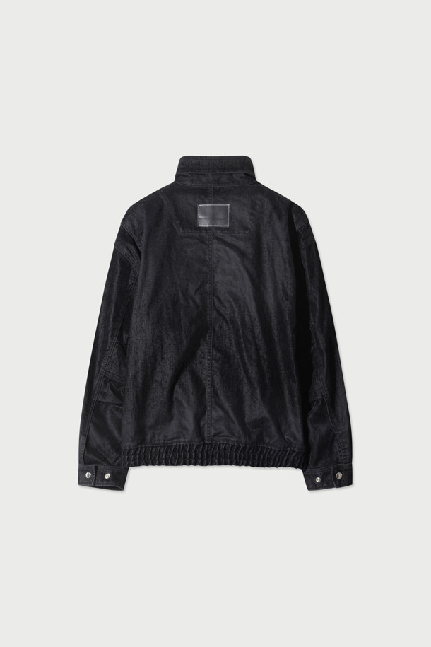 Nuit(뉘) 벨벳 페이드 하이넥 점퍼는 가을, 겨울 시즌에 어울리는 캐주얼 스타일의 여성 점퍼입니다. 부드러운 면과 벨벳 소재를 사용하여 편안한 착용감을 선사하며, 오버핏 디자인으로 트렌디한 핏을 연출합니다. 하이넥 디자인과 페이드 디테일, 은은한 광택감이 돋보이며, 집업 스타일로 간편하게 착용할 수 있습니다. 무지 블랙 컬러로 어떤 옷에도 매치하기 용이하며, 집콕룩이나 산책룩으로 활용하기 좋습니다. 액션 플리츠 디테일이 활동성을 더해주어 편안함과 스타일을 모두 잡았습니다.
