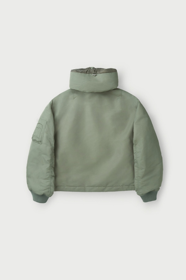 Avius(아비우스) 올메텍스 넥 워머 MA-1 항공 점퍼는 가을과 겨울, 미니멀하고 스트릿 스타일을 즐기는 남녀 모두에게 적합한 아우터입니다. 카키와 올리브 두 가지 색상으로 제공되며, 넥 워머가 포함되어 있어 보온성을 높였습니다. 넉넉한 오버핏에 집업 스타일로 편안하게 착용 가능하며, MA-1 항공 점퍼 특유의 디자인을 보여줍니다. 나일론과 폴리에스테르 혼방 소재에 두꺼운 두께감, 프리마로프트와 거위털 충전재를 사용하여 뛰어난 보온성을 제공합니다. 안감은 폴리에스테르로 마감되었습니다.
