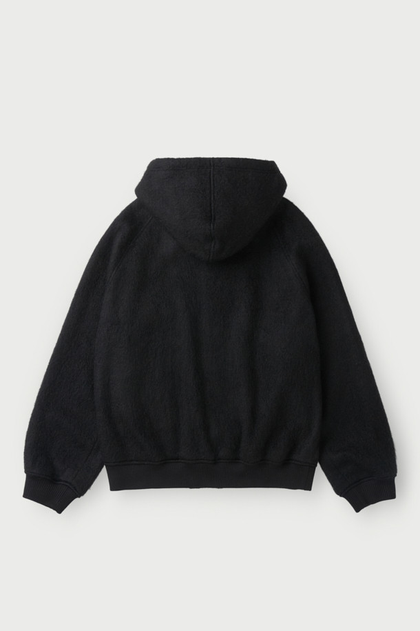 "Mousse(무스) 헤어리 후드 점퍼"는 부드러운 헤어리 질감이 돋보이는 캐주얼 스타일의 오버핏 점퍼입니다. 가을, 겨울 시즌에 어울리는 두꺼운 두께감으로 보온성을 높였으며, 블랙 컬러의 무지 디자인으로 어떤 룩에도 쉽게 매치할 수 있습니다. 후드와 가죽 스트링 디테일이 특징이며, 크롭 기장으로 트렌디함을 더했습니다. 캠핑룩, 산책룩 등 다양한 TPO(Time, Place, Occasion)에 활용 가능하며, 미니멀, 시티보이 스타일을 즐겨 입는 분들께 추천합니다.
