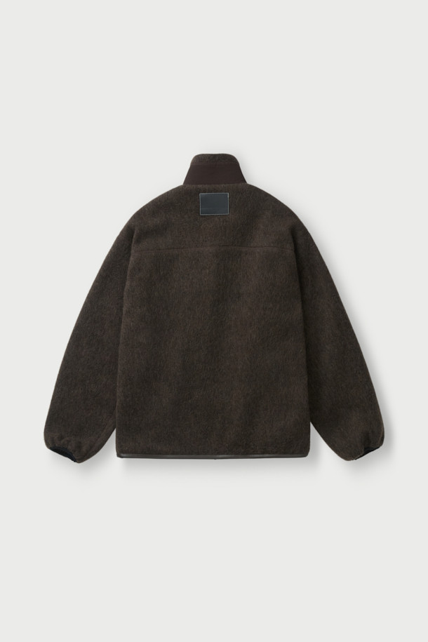 Duve(듀브) 헤어리 집업 후리스 점퍼는 가을, 겨울 시즌에 어울리는 여성 점퍼입니다. 무지 패턴의 블랙, 다크브라운 두 가지 색상으로 출시되었으며, 캐주얼, 미니멀, 클래식 스타일을 연출하기 좋습니다. 세미 크롭 기장과 세미 오버핏으로 트렌디한 핏을 제공하며, 플리스 소재 특유의 헤어리한 촉감이 포근함을 더합니다. 가죽 배색 포인트와 밑단 스트링 디테일로 디자인 포인트를 살렸으며, 출근룩이나 모임룩 등 다양한 TPO에 활용할 수 있습니다.
