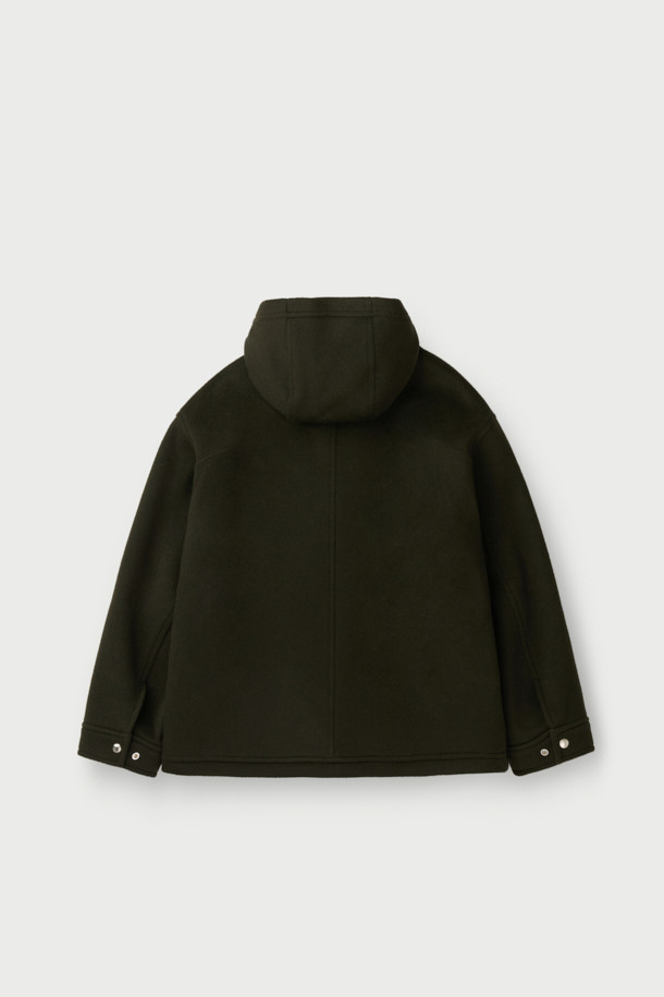 산책자(플래너) 캐시미어 블랜드 울 후드 점퍼는 부드러운 촉감과 두꺼운 두께감으로 가을, 겨울철 따뜻하게 착용하기 좋은 아우터입니다. 캐주얼, 미니멀, 클래식 스타일을 아우르며, 일상과 출근룩 모두 소화 가능한 활용도를 자랑합니다. 블랙 컬러의 무지 디자인에 오버핏으로 편안함을 더했으며, 후드 디테일과 밑단 스트링으로 취향에 맞게 핏 조절이 가능합니다. 울과 캐시미어 혼방 소재로 고급스러운 분위기를 연출하며, 안감은 폴리에스터로 제작되었습니다. 집업 스타일의 긴소매 점퍼로, 다양한 룩에 레이어드하여 스타일리시하게 연출해보세요.