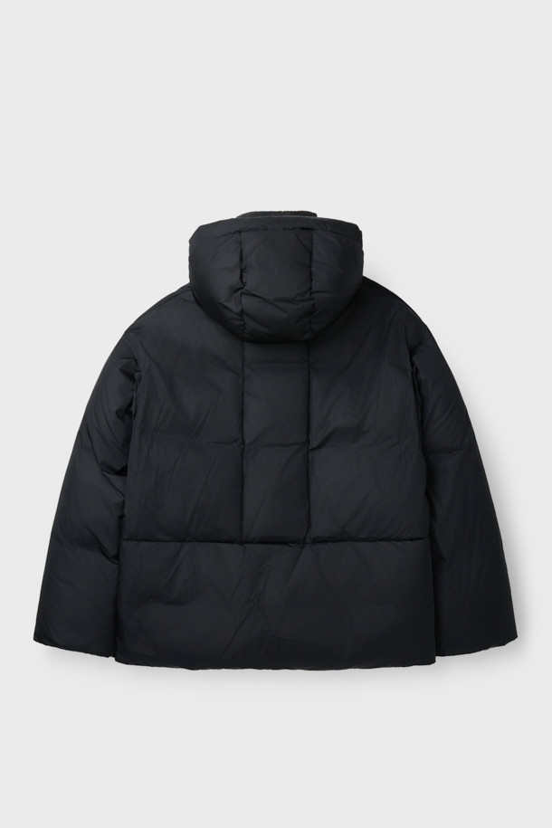 미니멀하고 테크니컬한 디자인의 후드 테크니컬 구스다운 점퍼입니다. 겨울철 출근룩과 여행룩에 적합하며, 오버핏으로 편안한 착용감을 선사합니다. 90/10 구스다운 충전재로 뛰어난 보온성을 제공하며, 탈부착 넥워머와 소매 바람막이 디테일이 추위를 효과적으로 막아줍니다. 가볍고 따뜻한 일상용 아우터로, 무지 디자인과 블랙 컬러로 어떤 스타일에도 쉽게 매치할 수 있습니다. 겉감은 나일론, 안감은 폴리에스터를 사용하여 내구성을 높였습니다.
