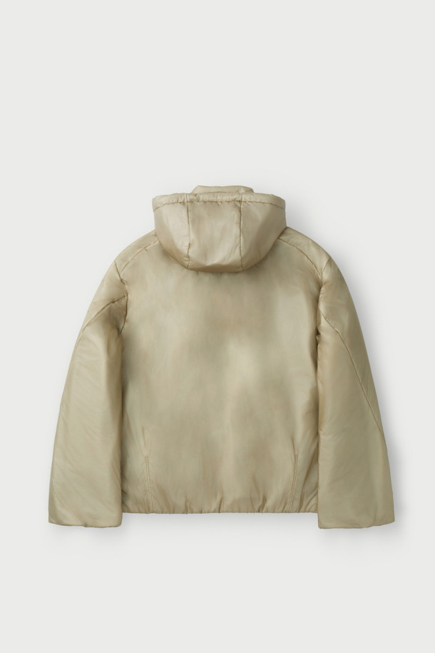 가벼운(레제르) 경량 7D 신슐레이트 후드 점퍼는 가을, 겨울철 데일리룩을 책임질 아우터입니다. 베이직하고 캐주얼한 스타일로, 여행, 산책, 출근 등 다양한 때와 장소와 목적에 활용하기 좋습니다. 얇은 두께감의 나일론 소재와 부드러운 촉감이 편안한 착용감을 선사하며, 세미 오버핏으로 제작되어 여유로운 실루엣을 연출합니다. 탈부착 가능한 후드와 뛰어난 보온성을 제공하는 신슐레이트 충전재가 특징이며, 집업 스타일로 간편하게 착용할 수 있습니다. 베이지 색상에 무지 디자인으로 어떤 옷에도 쉽게 매치하여 캐주얼, 미니멀, 클래식 스타일을 완성할 수 있습니다.