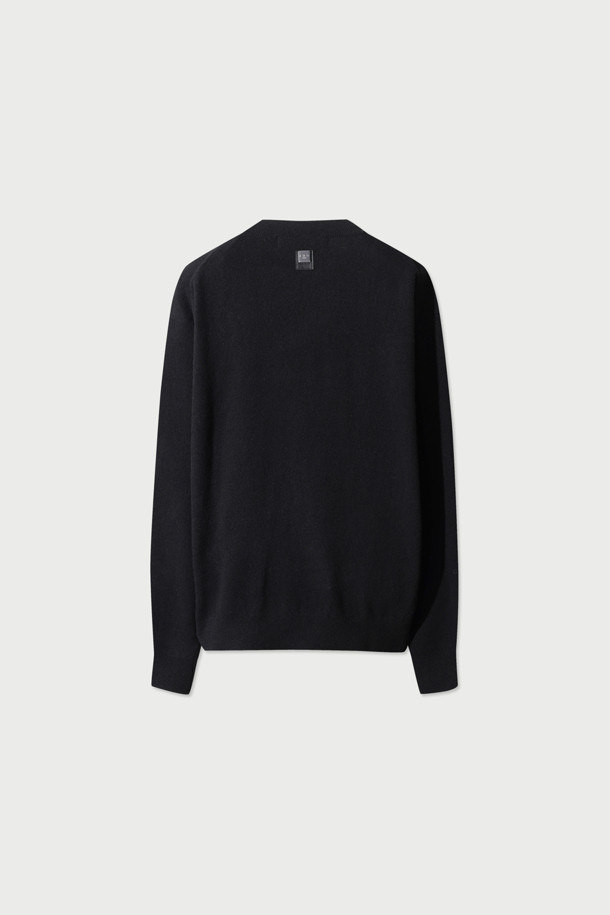 에센셜 캐시미어 블렌드 로고 자수 니트 풀오버는 부드러운 울캐시미어 혼방 소재로 제작되어 가을, 겨울 시즌에 따뜻하고 편안하게 착용할 수 있습니다. IRO(이로) 시그니처 로고 자수가 돋보이며, 라운드넥과 긴소매 디자인으로 베이직하면서도 세련된 스타일을 연출합니다. 세미오버핏으로 제작되어 편안한 착용감을 제공하며, 출근룩, 비즈니스 캐주얼, 모임룩 등 다양한 TPO에 활용 가능합니다. 클래식, 미니멀, 캐주얼 스타일을 선호하는 고객에게 적합하며, 넥 후면의 시그니처 부자재 디테일로 고급스러움을 더했습니다. 블랙 컬러로 어떤 룩에도 쉽게 매치할 수 있는 데일리 아이템입니다.
