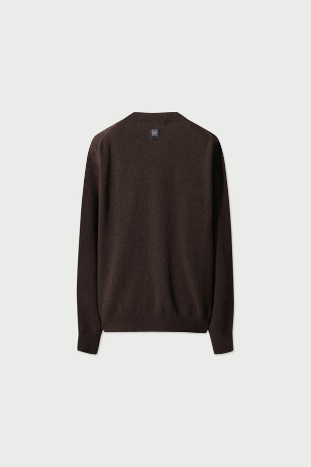 Essentiel (에센시엘) 캐시미어 블렌드 로고 자수 니트 풀오버는 부드러운 촉감의 울캐시미어 원사를 사용하여 제작되었습니다. IRO(이로) 시그니처 로고 자수가 돋보이며, 넥 후면에는 브랜드의 새로운 시그니처 부자재가 사용되었습니다. 라운드넥 디자인에 긴 소매 기장으로, 가을과 겨울에 따뜻하게 착용할 수 있습니다. 세미오버핏으로 편안한 착용감을 선사하며, 브라운 컬러는 베이직하면서도 세련된 스타일을 연출합니다. 출근룩, 모임룩 등 다양한 TPO에 클래식, 미니멀, 캐주얼 스타일로 활용하기 좋습니다.
