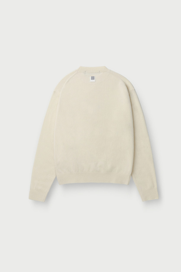 에센시엘 캐시미어 블렌드 로고 자수 니트 풀오버는 부드러운 촉감의 모 90%와 캐시미어 10% 혼방 소재로 제작되어 가을과 겨울에 따뜻하게 착용하기 좋습니다. 아이보리, 베이지 두 가지 색상으로 출시되었으며, 세미오버핏에 라운드넥 디자인으로 미니멀하고 베이직한 스타일을 연출합니다. IRO 시그니처 로고 자수가 돋보이며, 넥 후면의 신규 시그니처 부자재가 디자인 포인트를 더합니다. 긴 소매 기장의 세미크롭 기장으로 다양한 하의와 매치하여 스타일리시하게 연출할 수 있습니다.
