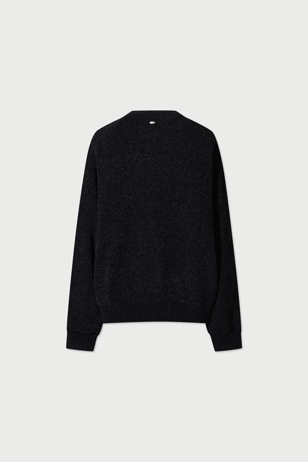 Reflet(흐흘레) 셔닐 집업 가디건은 간절기에 세련된 스타일을 연출하기 좋은 여성용 니트 가디건입니다. 부드러운 셔닐 원사를 사용하여 은은한 광택감과 고급스러운 촉감을 선사하며, 카라리스 디자인과 무지 패턴으로 미니멀하고 시크한 분위기를 더합니다. 세미 오버핏으로 편안하게 착용 가능하며, 블랙 컬러로 다양한 룩에 매치하기 용이합니다. 크롭 기장과 긴 소매, 사이드 포켓 디테일이 실용성을 더하여 일상에서 활용하기 좋습니다.
