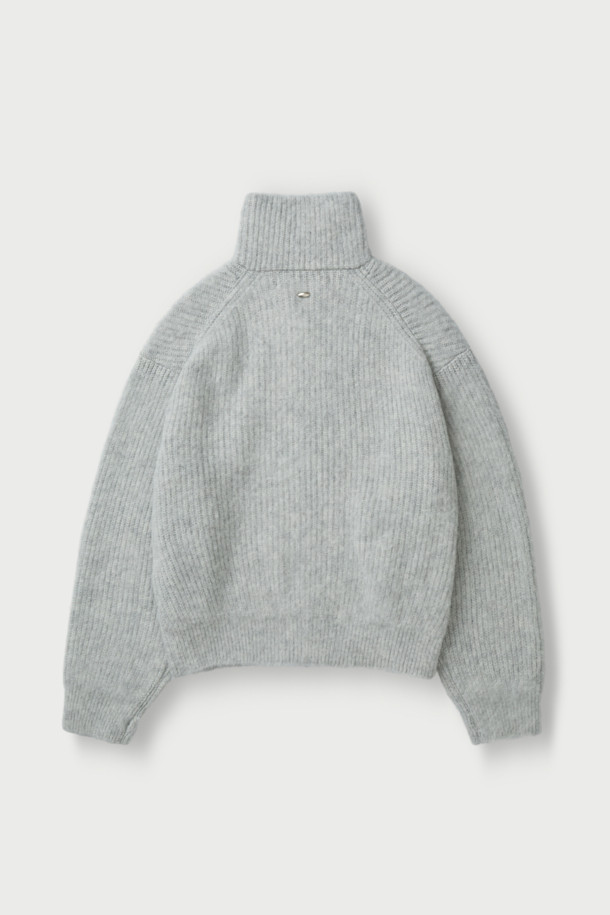 Aura(아우라) 헤어리 집업 가디건은 부드러운 촉감의 아크릴, 알파카, 나일론, 모 혼방 소재로 제작되어 포근함을 선사합니다. 톤 다운된 그레이 컬러와 무지 디자인으로 어떤 스타일에도 자연스럽게 어울리는 베이직하고 캐주얼한 아이템입니다. 하이넥과 오버핏 실루엣, 긴 소매 기장으로 보온성을 높였으며, 사이드 포켓 디테일로 실용성을 더했습니다. 가을, 겨울 시즌 데일리룩, 집콕룩, 산책룩 등 다양한 TPO(Time, Place, Occasion)에 활용 가능합니다. 크롭 기장의 두꺼운 두께감으로 따뜻하고 스타일리시하게 착용할 수 있는 니트 집업 가디건입니다.
