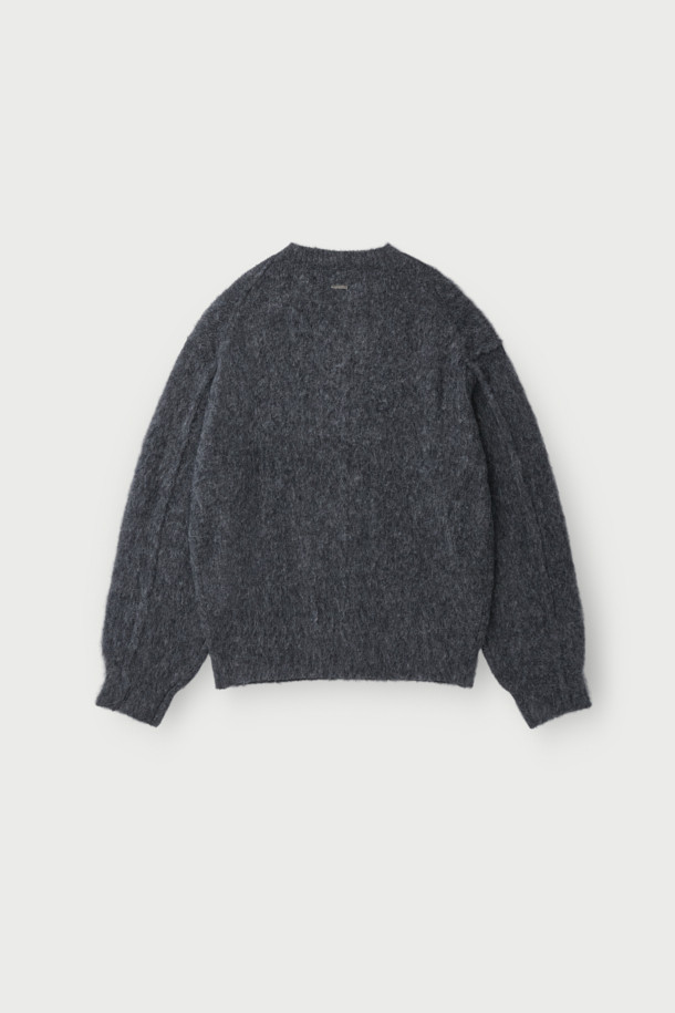 Auras(오라스) 헤어리 니트 풀오버는 부드러운 촉감의 헤어리한 표면감이 돋보이는 겨울용 니트입니다. 아크릴, 알파카, 나일론, 모 혼방 소재로 제작되어 따뜻하고 포근한 착용감을 선사합니다. 오버핏 크롭 기장과 라운드넥 디자인으로 베이직하면서도 미니멀, 클래식, 캐주얼 스타일을 모두 소화할 수 있습니다. 톤 다운된 그레이 컬러와 긴 소매 기장으로 다양한 룩에 활용하기 좋으며, 집콕룩으로 편안하게 즐기기에도 적합합니다. 
