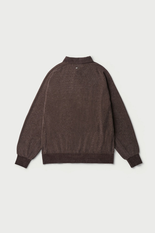 Calin(칼린) 셔닐 카라 니트 풀오버는 부드러운 촉감과 은은한 광택감을 자랑하는 여성용 니트입니다. 셔닐 원사를 사용하여 따뜻하게 착용 가능하며, 가을, 겨울 시즌 데일리룩, 모임룩, 카페룩 등 다양한 TPO에 활용하기 좋습니다. 베이직, 캐주얼, 미니멀 스타일을 아우르는 디자인으로, 세미 오버핏의 크롭 기장과 카라 네크라인이 특징입니다. 브라운 컬러의 무지 디자인에 긴소매로, 캐주얼하면서도 포멀한 연출이 가능합니다. 두께감 있는 폴리에스터 소재로 제작되었습니다.
