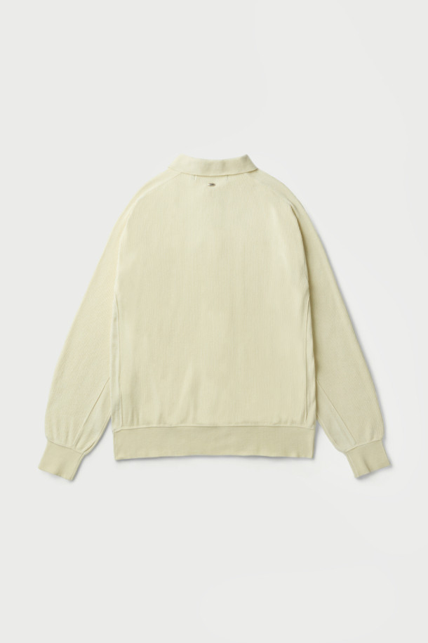 Calin(칼린) 셔닐 카라 니트 풀오버는 부드러운 셔닐 소재로 제작되어 은은한 광택감과 포근한 촉감을 선사합니다. 여성스러운 카라 디자인에 세미 오버핏으로 편안하면서도 캐주얼, 포멀한 스타일을 모두 소화할 수 있습니다. 가을, 겨울 시즌에 어울리는 두꺼운 두께감과 넉넉한 기장의 긴 소매로 따뜻하게 착용 가능하며, 일상, 데이트룩, 카페룩, 겨울 데일리룩 등 다양한 TPO에 활용하기 좋습니다. 미니멀, 클래식한 무드를 연출하여 세련된 스타일을 완성해보세요.
