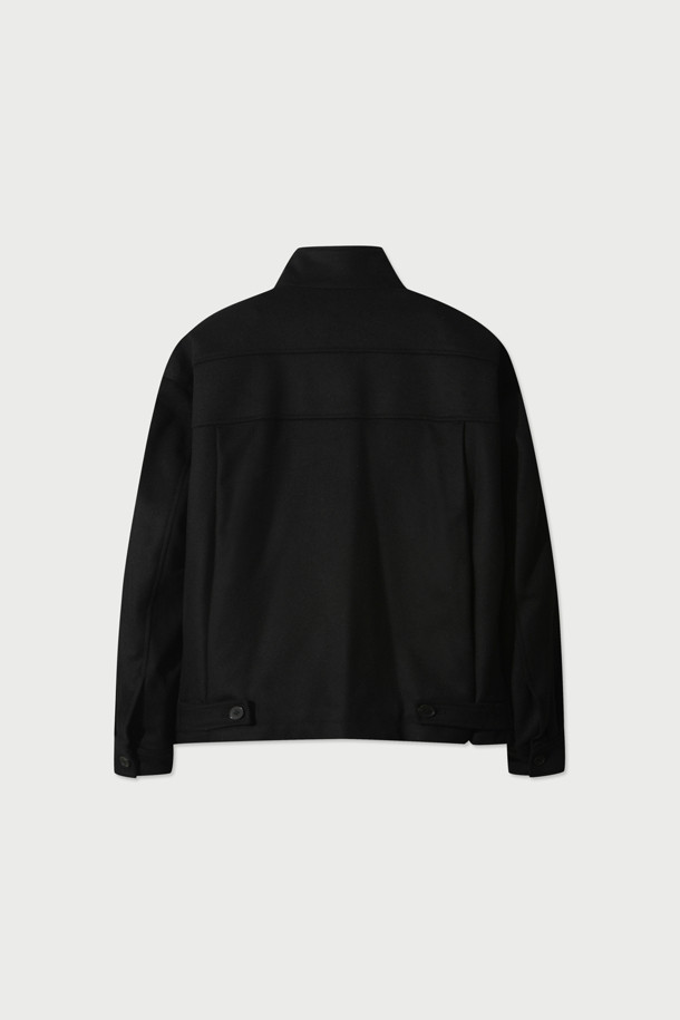 GABRIELO(가브리엘로) 울 오버핏 하프 코트는 가을과 겨울철, 출근룩, 오피스룩, 모임룩 등 다양한 TPO에 활용하기 좋은 아이템입니다. 베이직하고 미니멀한 스타일로, 클래식, 시크한 무드를 연출합니다. 울 100% 소재로 제작되어 고급스러운 분위기를 자아내며, 하이넥 디자인과 집업 여밈 방식이 특징입니다. 블랙 컬러의 무지 디자인으로 어떤 옷에도 쉽게 매치할 수 있으며, 레이온과 면 안감으로 편안한 착용감을 선사합니다. 오버핏으로 제작되어 트렌디한 스타일을 완성합니다.
