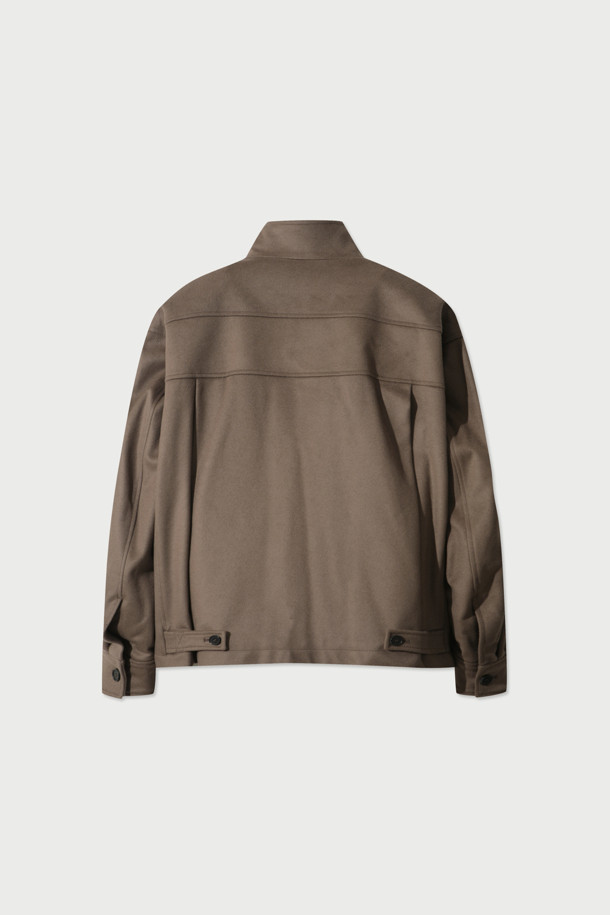 "GABRIELO(가브리엘로) 울 오버핏 하프 코트"는 가을과 겨울, 일상과 출근룩에 모두 잘 어울리는 하프 기장의 코트입니다. 베이직하고 미니멀한 디자인으로, 다양한 스타일 연출이 용이합니다. 고급스러운 울 소재와 하이넥, 집업 여밈 디테일이 특징이며, 숏한 기장감으로 세련된 핏을 선사합니다. 레이온과 면 혼방의 안감으로 부드러운 착용감을 제공합니다. 브라운 컬러의 무지 디자인으로 시크하고 클래식한 분위기를 더합니다.
