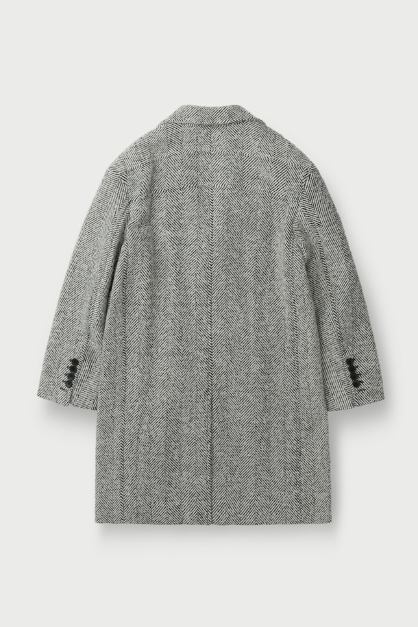 "CLAUDE(클로드) 오버핏 헤링본 코트는 가을, 겨울 시즌을 위한 아우터입니다. 모, 폴리에스터, 나일론 혼방 소재로 제작되어 두꺼운 두께감과 긴 소매 기장이 특징이며, 안감은 레이온으로 마감되었습니다. 그레이 컬러의 헤링본 패턴에 싱글코트 디자인으로, 버튼 여밈 방식의 롱 기장 오버핏 코트입니다. 클래식하고 미니멀하며 시크한 스타일로, 출근룩, 오피스룩, 모임룩 등 다양한 TPO에 활용 가능합니다. 라이선스 코트 핏으로 제작되어 세련된 실루엣을 연출합니다."
