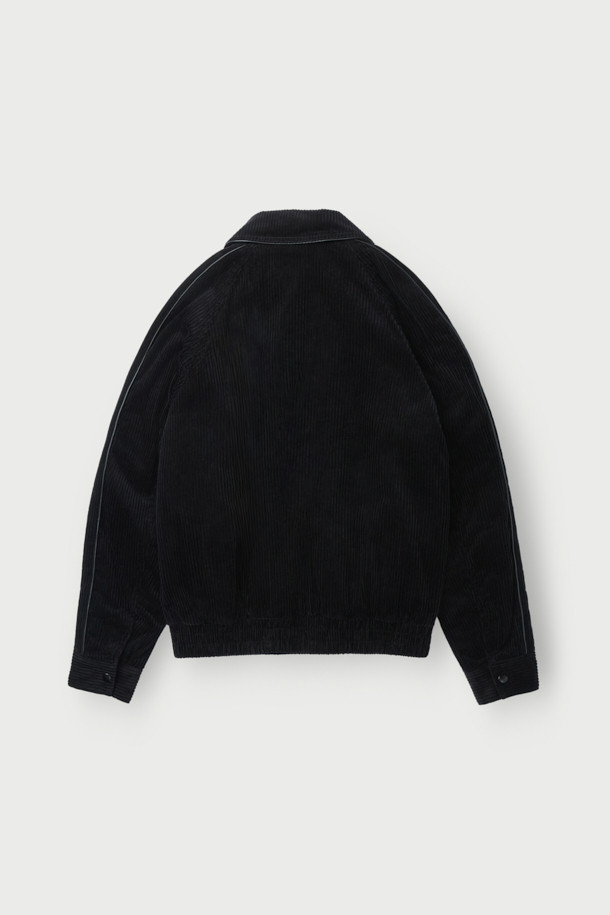 VLAS (블라스) 코듀로이 블루종은 가을과 겨울, 출근룩과 모임룩, 그리고 캐주얼, 미니멀, 클래식한 스타일을 모두 아우르는 아우터입니다. 부드러운 촉감의 코듀로이, 면, 레이온 혼방 소재로 제작되었으며, 세미 오버핏의 크롭 기장으로 트렌디한 핏을 연출합니다. 무지 디자인에 블랙 컬러로 어떤 옷에도 쉽게 매치할 수 있으며, 버튼 여밈과 실용적인 포켓 디테일이 돋보입니다. 긴 소매 기장으로 보온성을 높였으며, 데일리룩에 활용하기 좋은 아이템입니다.
