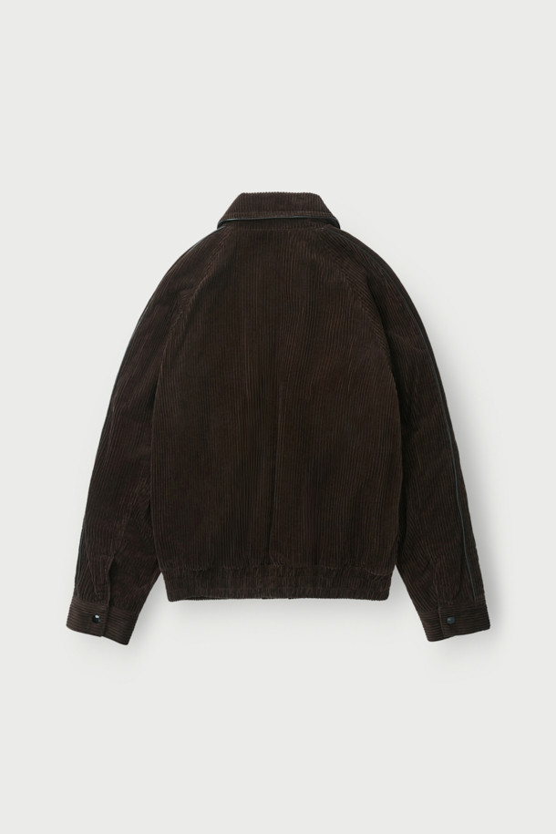 VLAS(블라스) 코듀로이 블루종은 가을, 겨울 시즌의 캐주얼 스타일을 위한 아우터입니다. 부드러운 코듀로이, 면, 레이온 혼방 소재로 제작되어 편안한 착용감을 선사하며, 무지 디자인에 브라운 컬러로 은은한 멋을 더했습니다. 세미 오버핏 크롭 기장의 버튼 여밈 방식이며, 넉넉한 핏과 포켓 디테일이 실용성을 높입니다. 출근룩과 모임룩 등 다양한 TPO에 캐주얼, 미니멀, 클래식 스타일로 활용하기 좋습니다.
