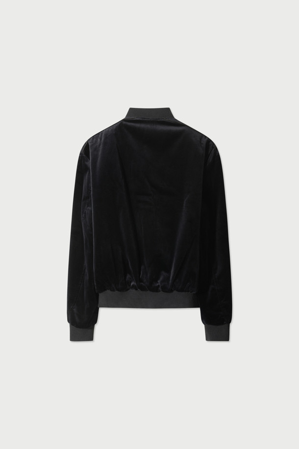 VASSILY (바실리) 벨벳 블루종 재킷은 가을, 겨울 시즌 당신의 스타일을 완성할 아우터입니다. 남녀 모두 착용 가능하며, 클래식하고 미니멀한 스타일을 추구하는 분들께 추천합니다. 부드러운 촉감의 벨벳 소재와 두꺼운 두께감으로 따뜻함을 선사하며, 레귤러핏 디자인으로 편안한 착용감을 제공합니다. 크롭 기장에 스냅 버튼 여밈 방식, 긴 소매 디자인으로 제작되었으며, 데이트룩, 모임룩, 연말 모임룩 등 다양한 TPO에 활용 가능합니다. 시크한 매력을 더해줄 블루 컬러의 무지 디자인이 특징입니다.
